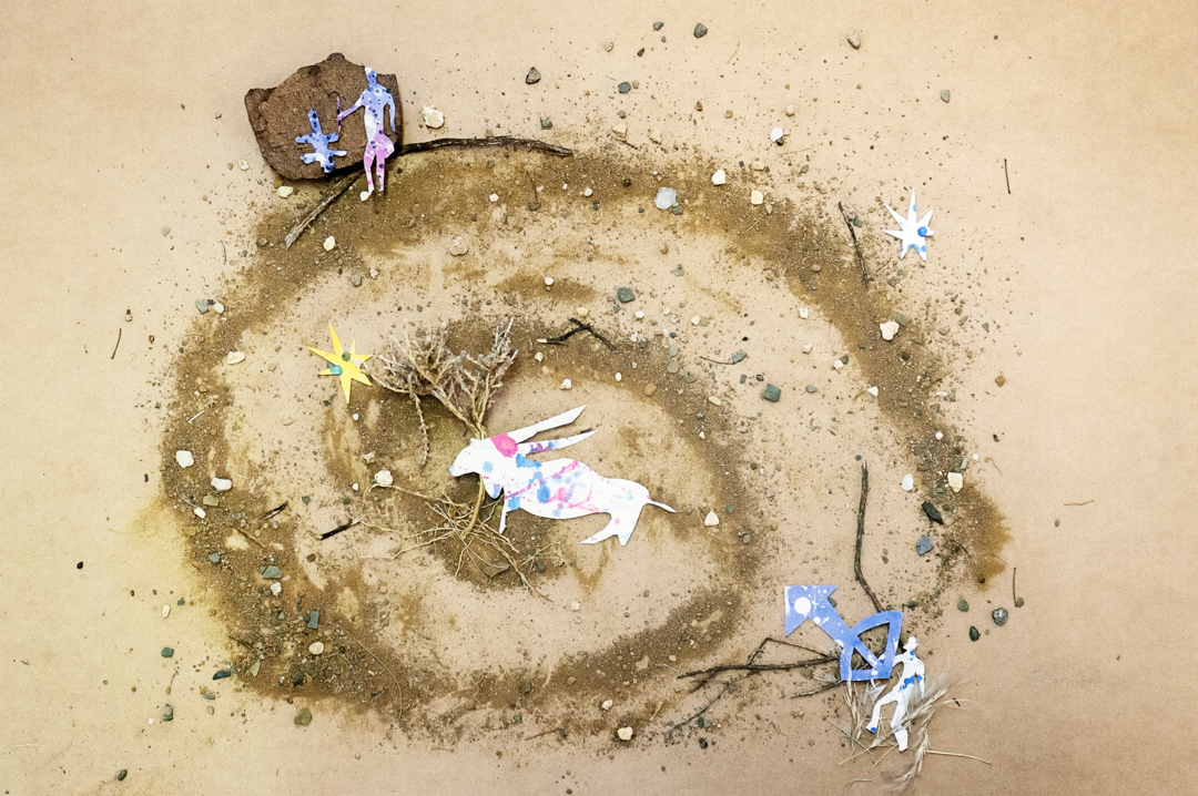 Composition of different elements: a spiral of sand surrounded by stars and people.