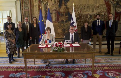 France Signing