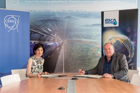 The DGs of CERN and SKAO signing an agreement