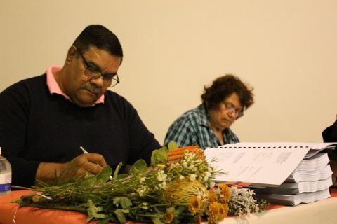 Russell Simpson, WWBL Chairperso n, and Valerie Jones, WWBL board member, sign the ILUA at a Wajarri Community meeting. Credit: Wajarri Yamaji Aboriginal Corporation (WYAC)