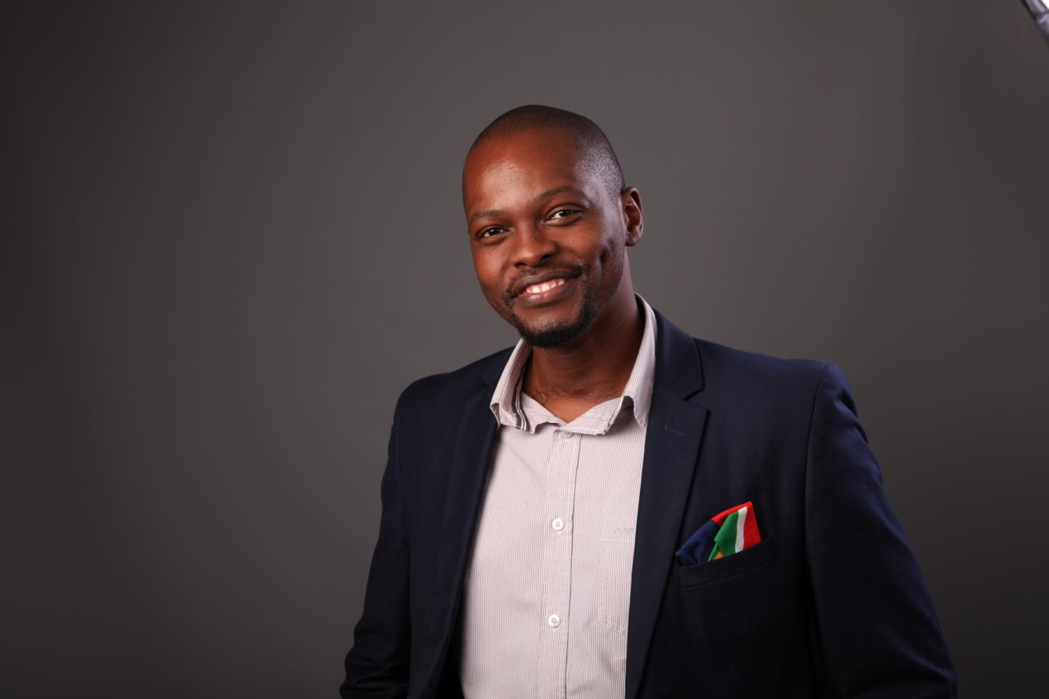 Simphiwe Madlanga holding a sign which reads "science is for everyone"